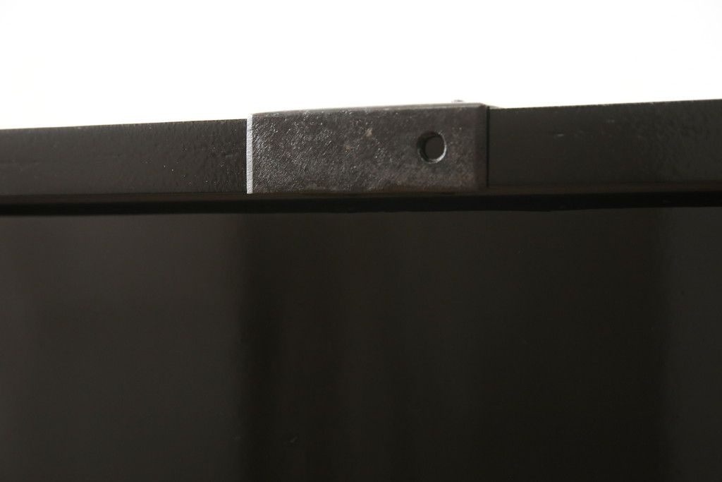 桐箪笥を綺麗に再生!金具の錆を落とし、外れていた箇所を付け直し。カシュー塗りの黒で着色仕上げ。