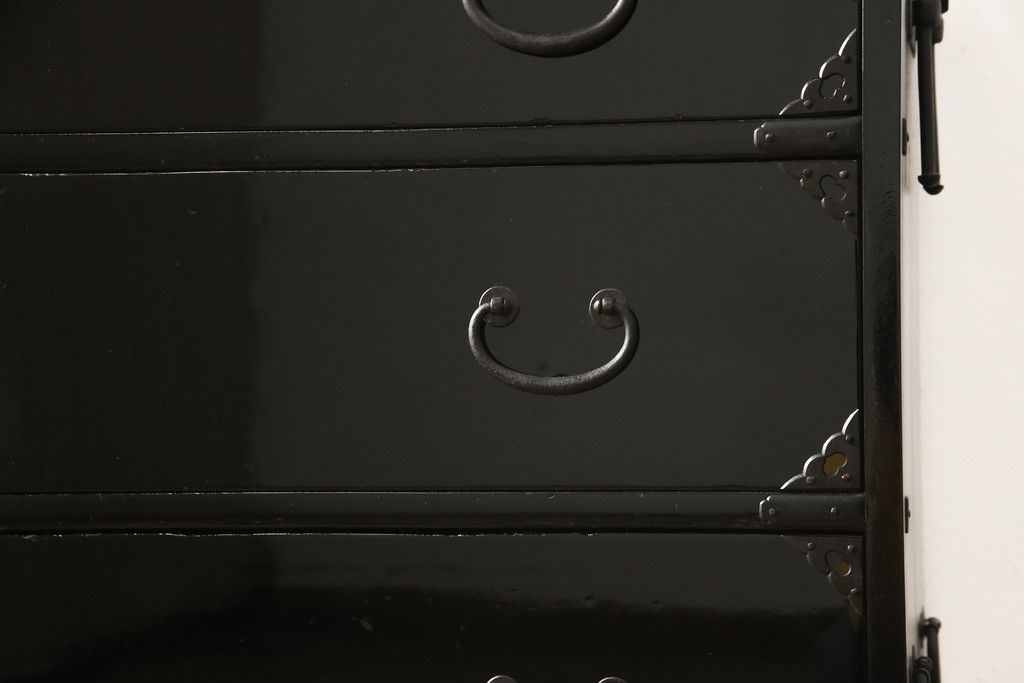 桐箪笥を綺麗に再生!金具の錆を落とし、外れていた箇所を付け直し。カシュー塗りの黒で着色仕上げ。