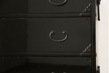 桐箪笥を綺麗に再生!金具の錆を落とし、外れていた箇所を付け直し。カシュー塗りの黒で着色仕上げ。