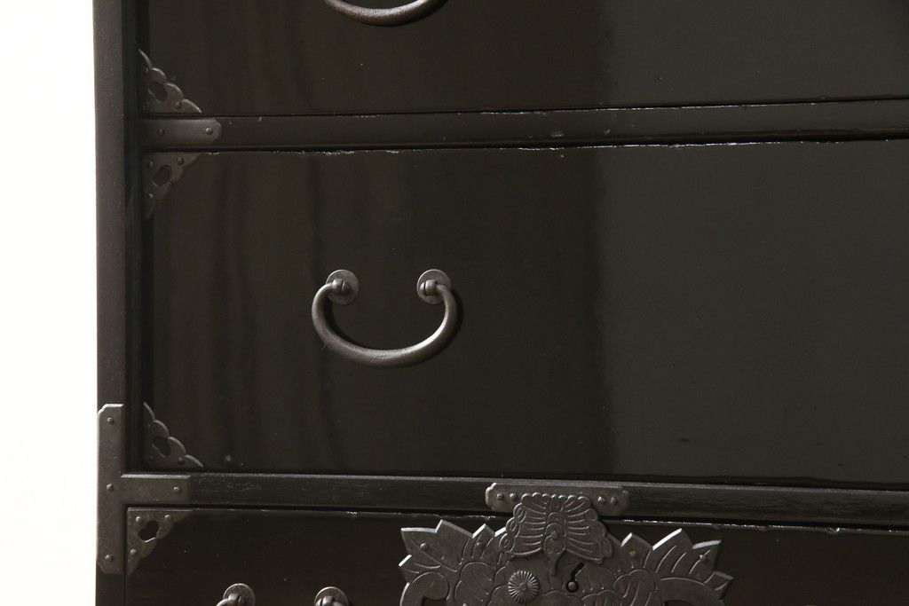 桐箪笥を綺麗に再生!金具の錆を落とし、外れていた箇所を付け直し。カシュー塗りの黒で着色仕上げ。