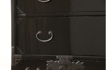桐箪笥を綺麗に再生!金具の錆を落とし、外れていた箇所を付け直し。カシュー塗りの黒で着色仕上げ。