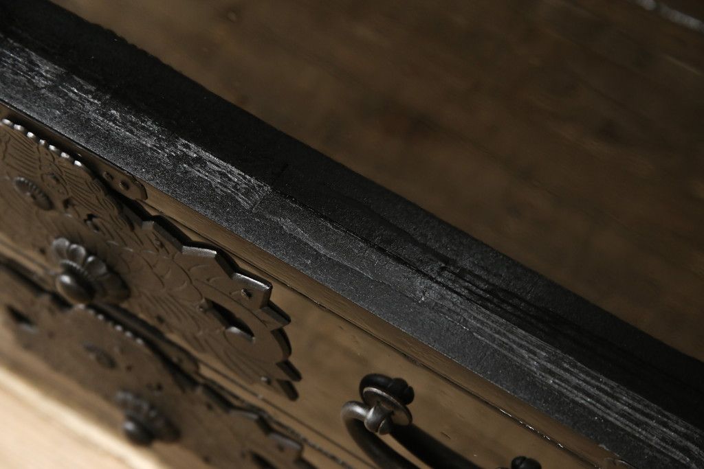 桐箪笥を綺麗に再生!金具の錆を落とし、外れていた箇所を付け直し。カシュー塗りの黒で着色仕上げ。