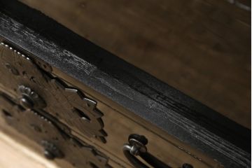 桐箪笥を綺麗に再生!金具の錆を落とし、外れていた箇所を付け直し。カシュー塗りの黒で着色仕上げ。