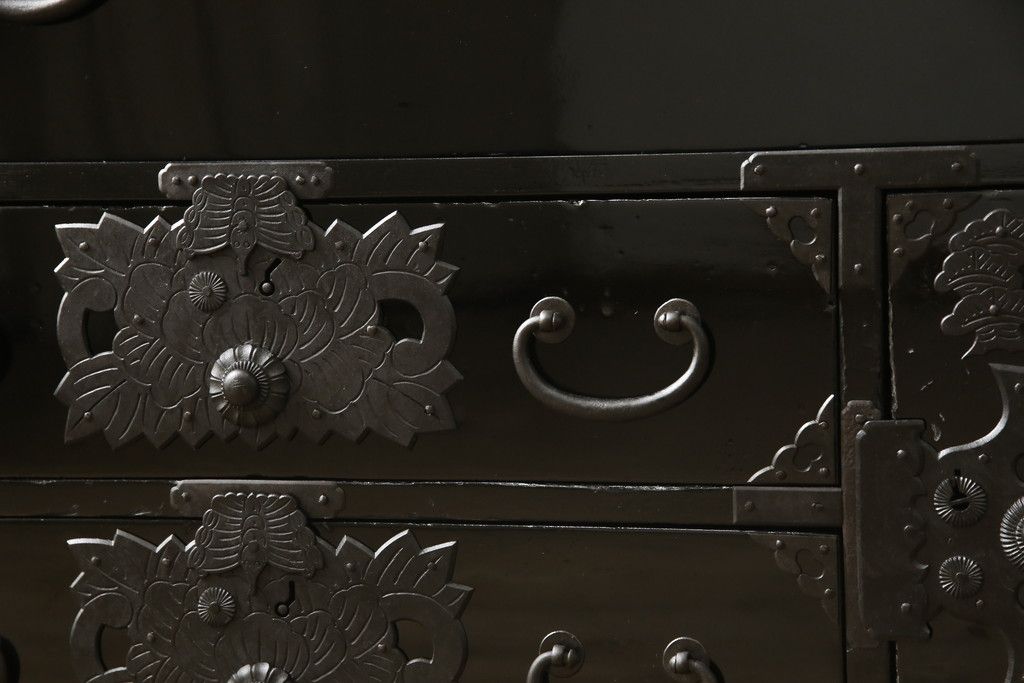 桐箪笥を綺麗に再生!金具の錆を落とし、外れていた箇所を付け直し。カシュー塗りの黒で着色仕上げ。