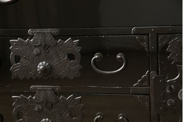 桐箪笥を綺麗に再生!金具の錆を落とし、外れていた箇所を付け直し。カシュー塗りの黒で着色仕上げ。