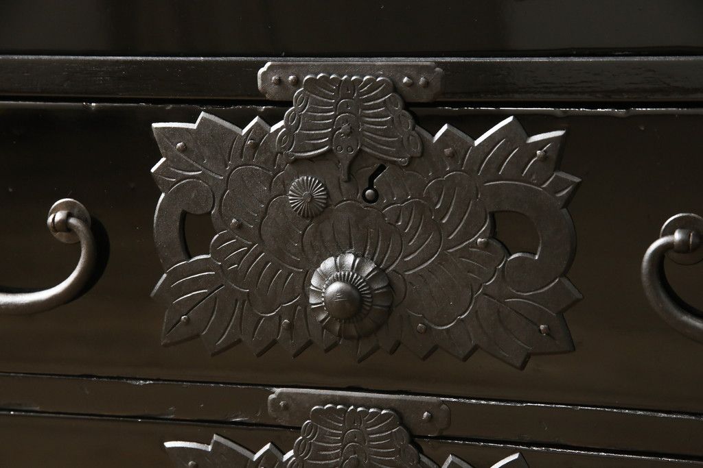 桐箪笥を綺麗に再生!金具の錆を落とし、外れていた箇所を付け直し。カシュー塗りの黒で着色仕上げ。