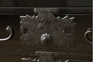 桐箪笥を綺麗に再生!金具の錆を落とし、外れていた箇所を付け直し。カシュー塗りの黒で着色仕上げ。