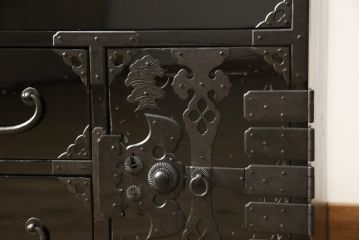 桐箪笥を綺麗に再生!金具の錆を落とし、外れていた箇所を付け直し。カシュー塗りの黒で着色仕上げ。