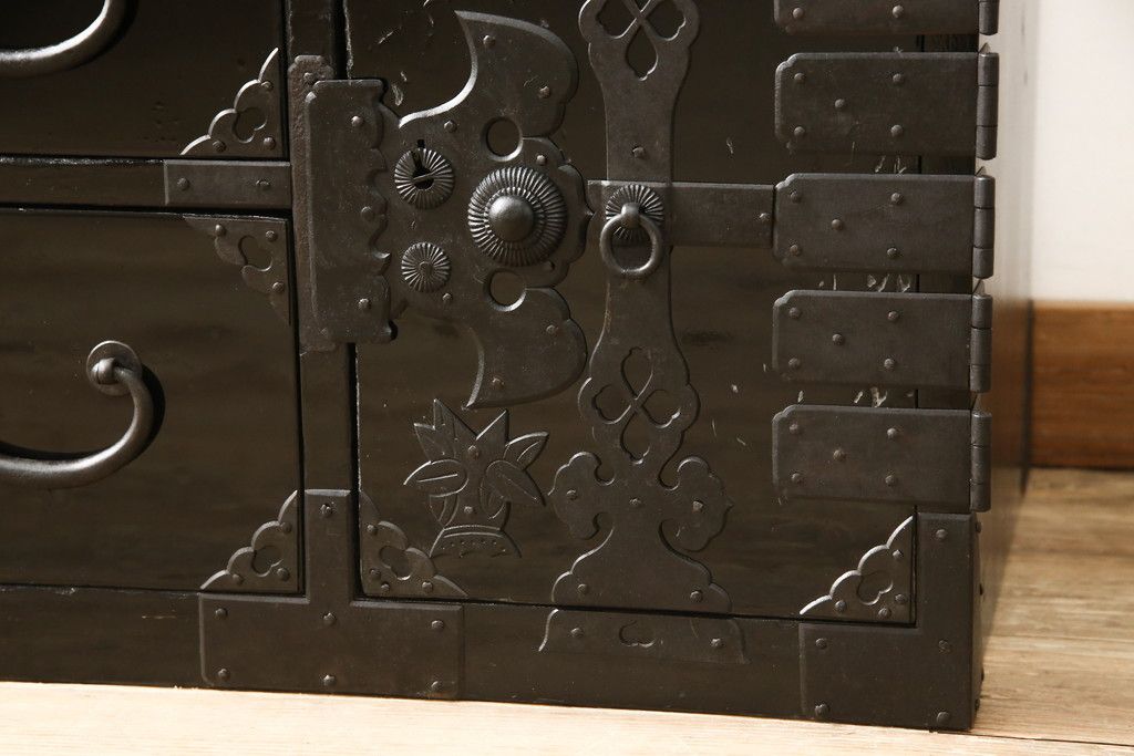 桐箪笥を綺麗に再生!金具の錆を落とし、外れていた箇所を付け直し。カシュー塗りの黒で着色仕上げ。