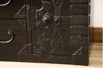 桐箪笥を綺麗に再生!金具の錆を落とし、外れていた箇所を付け直し。カシュー塗りの黒で着色仕上げ。