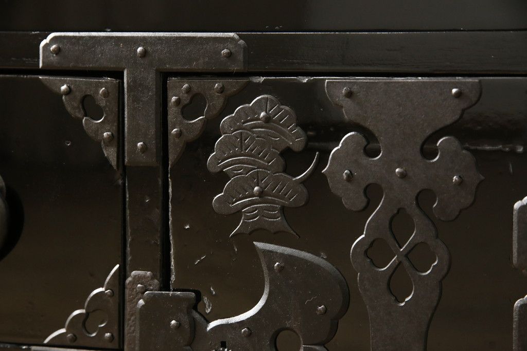 桐箪笥を綺麗に再生!金具の錆を落とし、外れていた箇所を付け直し。カシュー塗りの黒で着色仕上げ。