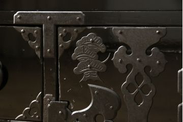 桐箪笥を綺麗に再生!金具の錆を落とし、外れていた箇所を付け直し。カシュー塗りの黒で着色仕上げ。