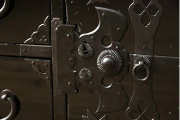 桐箪笥を綺麗に再生!金具の錆を落とし、外れていた箇所を付け直し。カシュー塗りの黒で着色仕上げ。