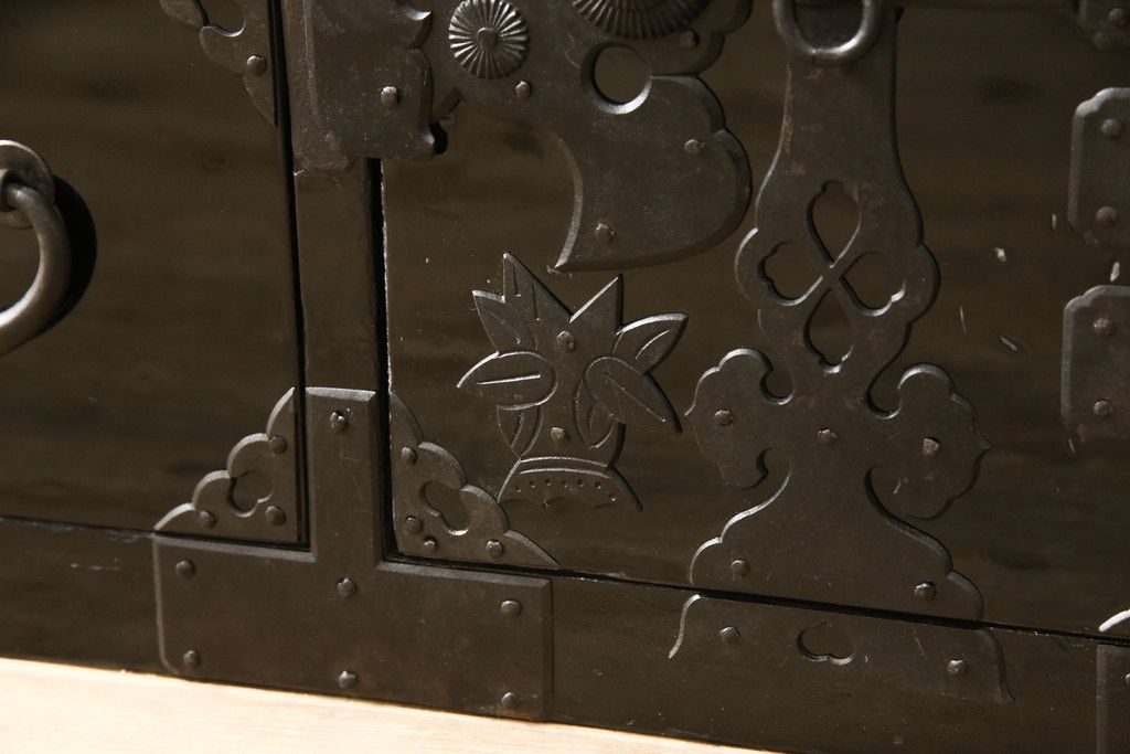 桐箪笥を綺麗に再生!金具の錆を落とし、外れていた箇所を付け直し。カシュー塗りの黒で着色仕上げ。