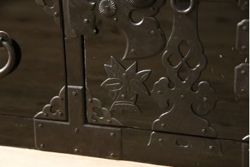 桐箪笥を綺麗に再生!金具の錆を落とし、外れていた箇所を付け直し。カシュー塗りの黒で着色仕上げ。