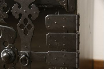 桐箪笥を綺麗に再生!金具の錆を落とし、外れていた箇所を付け直し。カシュー塗りの黒で着色仕上げ。