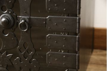 桐箪笥を綺麗に再生!金具の錆を落とし、外れていた箇所を付け直し。カシュー塗りの黒で着色仕上げ。