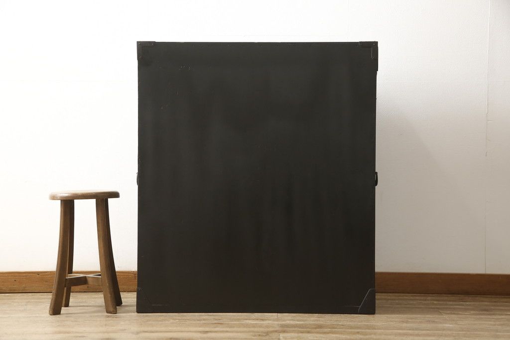 桐箪笥を綺麗に再生!金具の錆を落とし、外れていた箇所を付け直し。カシュー塗りの黒で着色仕上げ。