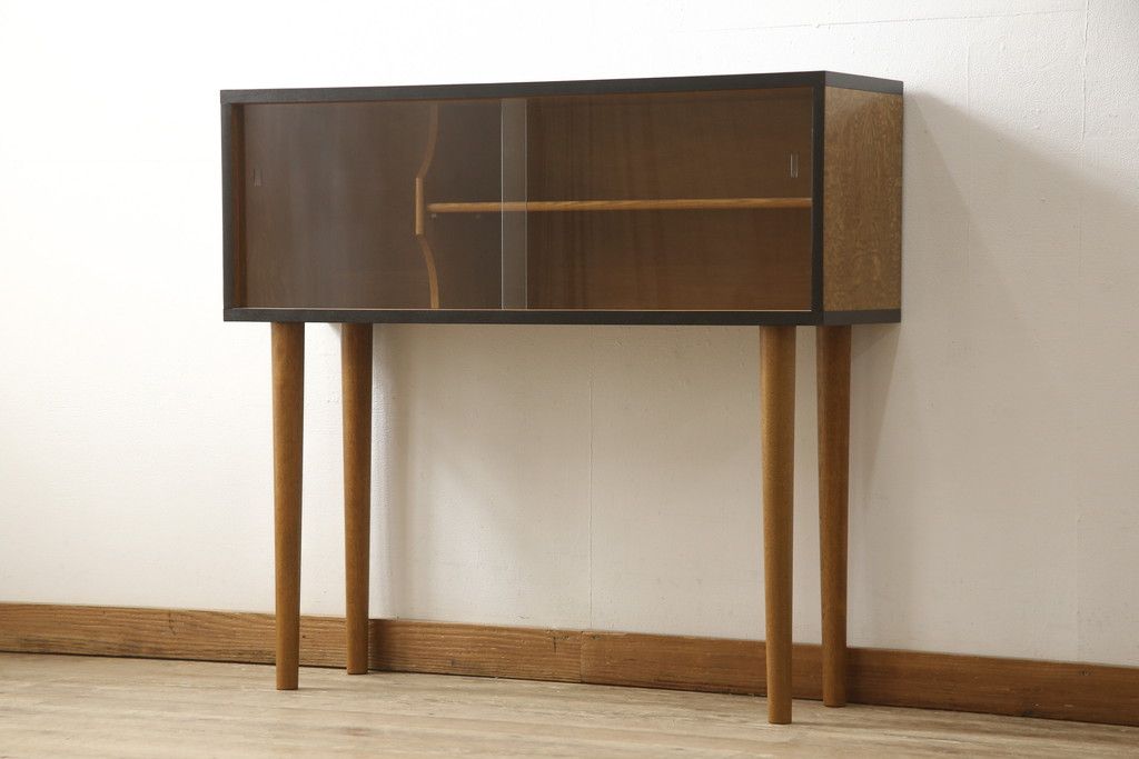 収納棚をサイドボードと小引き出しにリメイク!上段は脚を取り付け、ツートーンに塗装してサイドボードに。小引き出しは下段の引き出し3杯を活用。引き出し部分以外は新たに制作し、脚は既存の柱を移設。