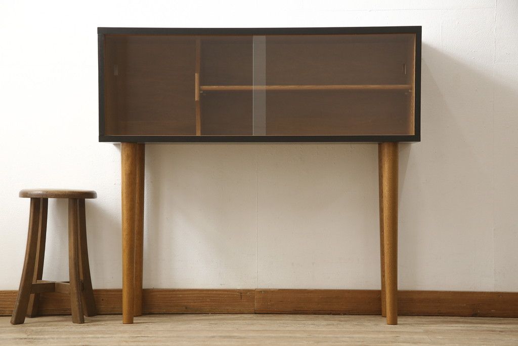 収納棚をサイドボードと小引き出しにリメイク!上段は脚を取り付け、ツートーンに塗装してサイドボードに。小引き出しは下段の引き出し3杯を活用。引き出し部分以外は新たに制作し、脚は既存の柱を移設。