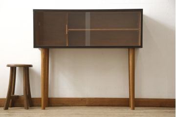 収納棚をサイドボードと小引き出しにリメイク!上段は脚を取り付け、ツートーンに塗装してサイドボードに。小引き出しは下段の引き出し3杯を活用。引き出し部分以外は新たに制作し、脚は既存の柱を移設。