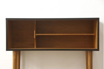 収納棚をサイドボードと小引き出しにリメイク!上段は脚を取り付け、ツートーンに塗装してサイドボードに。小引き出しは下段の引き出し3杯を活用。引き出し部分以外は新たに制作し、脚は既存の柱を移設。