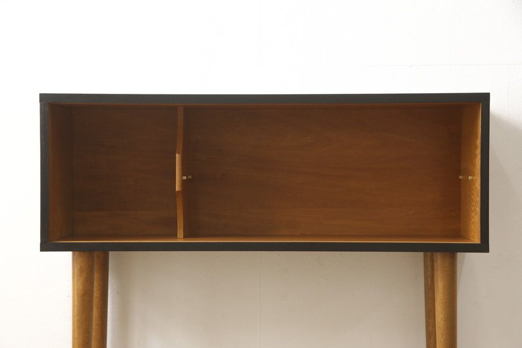 収納棚をサイドボードと小引き出しにリメイク!上段は脚を取り付け、ツートーンに塗装してサイドボードに。小引き出しは下段の引き出し3杯を活用。引き出し部分以外は新たに制作し、脚は既存の柱を移設。