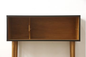 収納棚をサイドボードと小引き出しにリメイク!上段は脚を取り付け、ツートーンに塗装してサイドボードに。小引き出しは下段の引き出し3杯を活用。引き出し部分以外は新たに制作し、脚は既存の柱を移設。