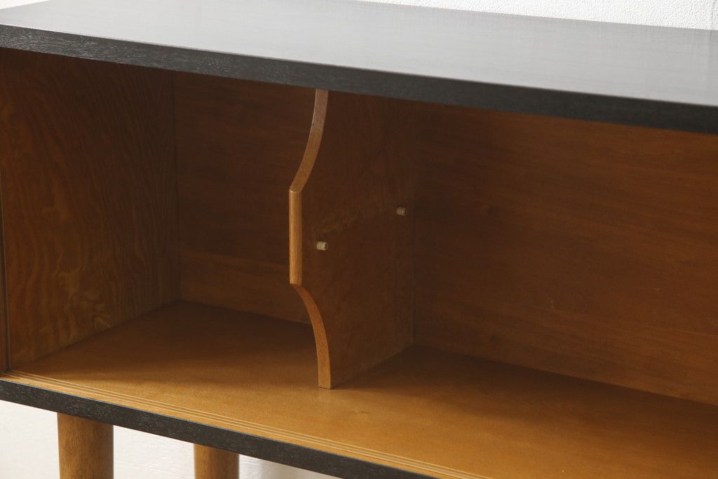 収納棚をサイドボードと小引き出しにリメイク!上段は脚を取り付け、ツートーンに塗装してサイドボードに。小引き出しは下段の引き出し3杯を活用。引き出し部分以外は新たに制作し、脚は既存の柱を移設。