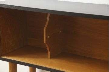 収納棚をサイドボードと小引き出しにリメイク!上段は脚を取り付け、ツートーンに塗装してサイドボードに。小引き出しは下段の引き出し3杯を活用。引き出し部分以外は新たに制作し、脚は既存の柱を移設。