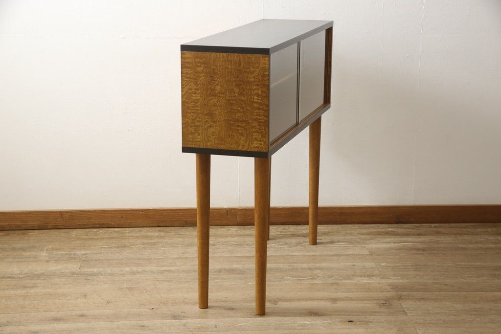 収納棚をサイドボードと小引き出しにリメイク!上段は脚を取り付け、ツートーンに塗装してサイドボードに。小引き出しは下段の引き出し3杯を活用。引き出し部分以外は新たに制作し、脚は既存の柱を移設。