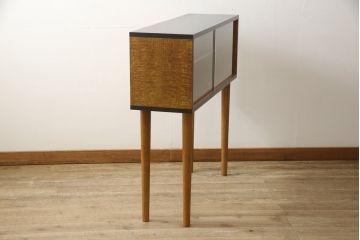 収納棚をサイドボードと小引き出しにリメイク!上段は脚を取り付け、ツートーンに塗装してサイドボードに。小引き出しは下段の引き出し3杯を活用。引き出し部分以外は新たに制作し、脚は既存の柱を移設。