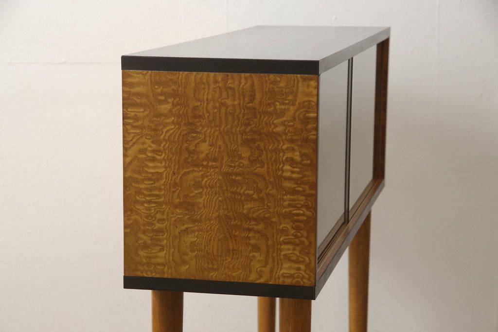 収納棚をサイドボードと小引き出しにリメイク!上段は脚を取り付け、ツートーンに塗装してサイドボードに。小引き出しは下段の引き出し3杯を活用。引き出し部分以外は新たに制作し、脚は既存の柱を移設。