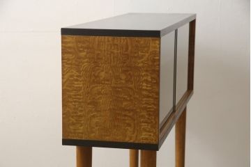 収納棚をサイドボードと小引き出しにリメイク!上段は脚を取り付け、ツートーンに塗装してサイドボードに。小引き出しは下段の引き出し3杯を活用。引き出し部分以外は新たに制作し、脚は既存の柱を移設。