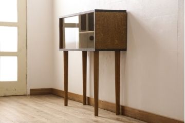 収納棚をサイドボードと小引き出しにリメイク!上段は脚を取り付け、ツートーンに塗装してサイドボードに。小引き出しは下段の引き出し3杯を活用。引き出し部分以外は新たに制作し、脚は既存の柱を移設。