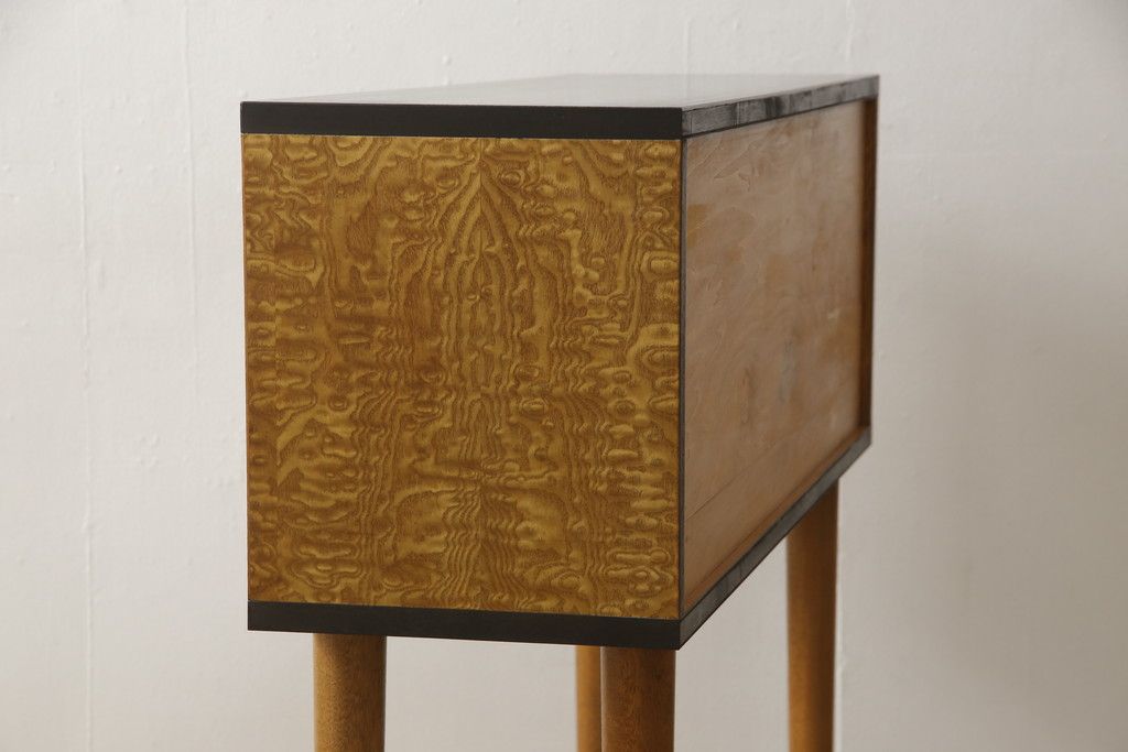 収納棚をサイドボードと小引き出しにリメイク!上段は脚を取り付け、ツートーンに塗装してサイドボードに。小引き出しは下段の引き出し3杯を活用。引き出し部分以外は新たに制作し、脚は既存の柱を移設。