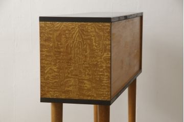 収納棚をサイドボードと小引き出しにリメイク!上段は脚を取り付け、ツートーンに塗装してサイドボードに。小引き出しは下段の引き出し3杯を活用。引き出し部分以外は新たに制作し、脚は既存の柱を移設。