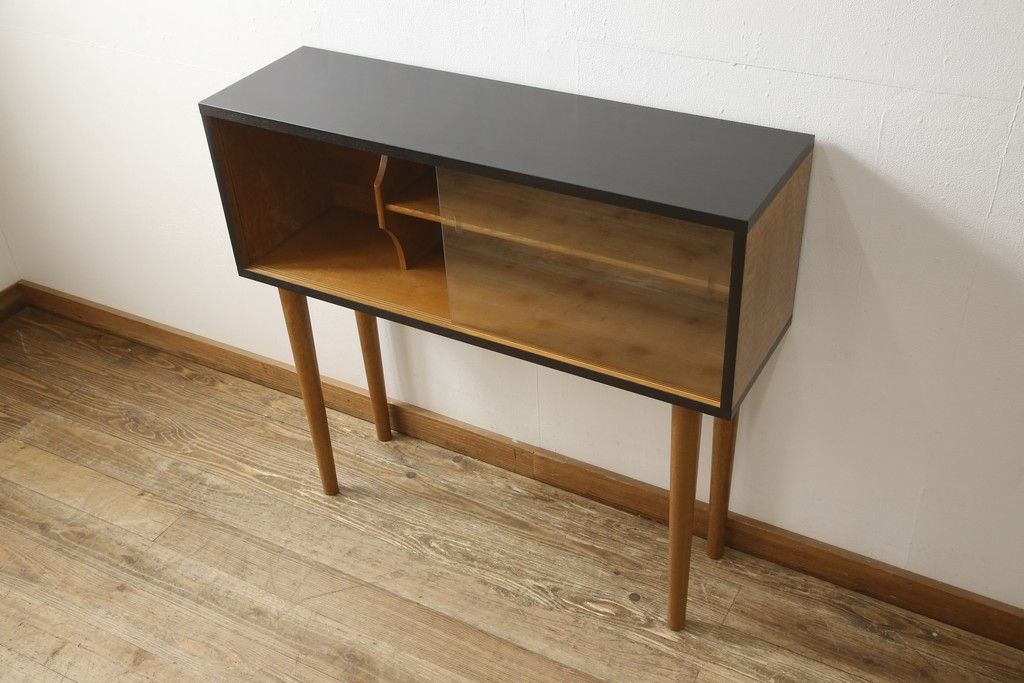 収納棚をサイドボードと小引き出しにリメイク!上段は脚を取り付け、ツートーンに塗装してサイドボードに。小引き出しは下段の引き出し3杯を活用。引き出し部分以外は新たに制作し、脚は既存の柱を移設。