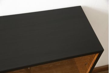 収納棚をサイドボードと小引き出しにリメイク!上段は脚を取り付け、ツートーンに塗装してサイドボードに。小引き出しは下段の引き出し3杯を活用。引き出し部分以外は新たに制作し、脚は既存の柱を移設。