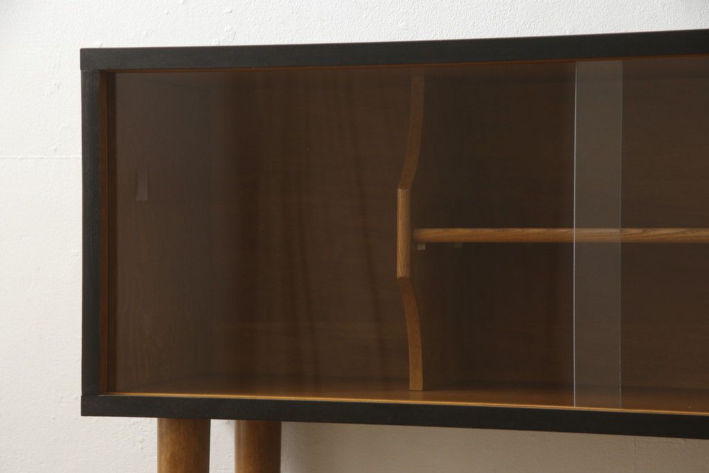 収納棚をサイドボードと小引き出しにリメイク!上段は脚を取り付け、ツートーンに塗装してサイドボードに。小引き出しは下段の引き出し3杯を活用。引き出し部分以外は新たに制作し、脚は既存の柱を移設。