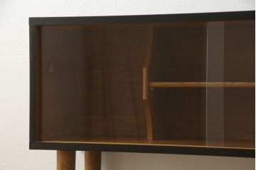 収納棚をサイドボードと小引き出しにリメイク!上段は脚を取り付け、ツートーンに塗装してサイドボードに。小引き出しは下段の引き出し3杯を活用。引き出し部分以外は新たに制作し、脚は既存の柱を移設。