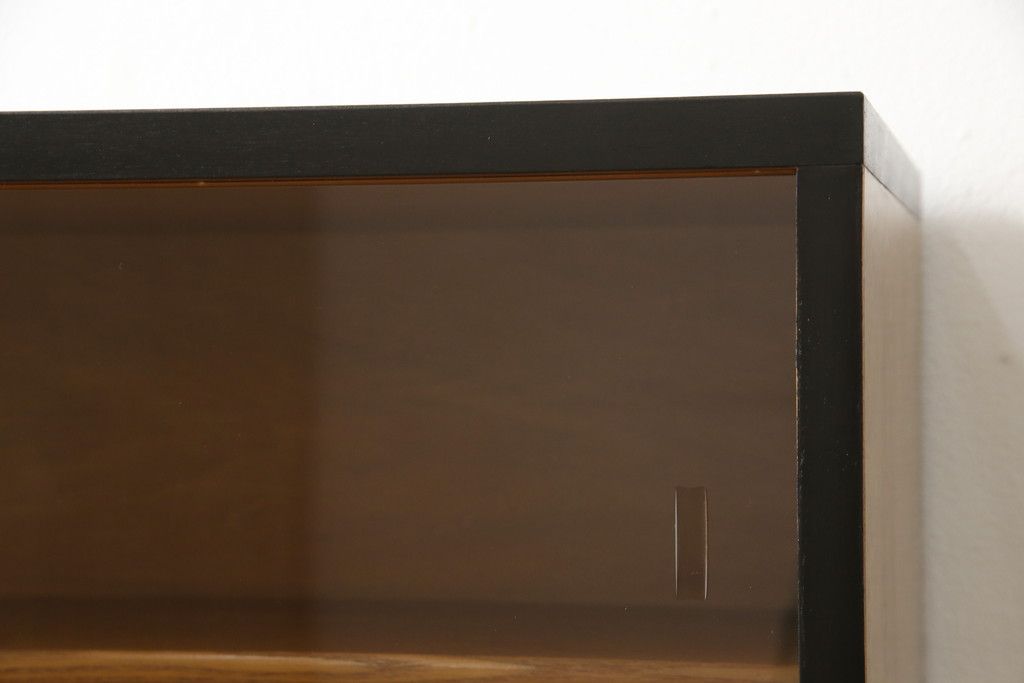 収納棚をサイドボードと小引き出しにリメイク!上段は脚を取り付け、ツートーンに塗装してサイドボードに。小引き出しは下段の引き出し3杯を活用。引き出し部分以外は新たに制作し、脚は既存の柱を移設。