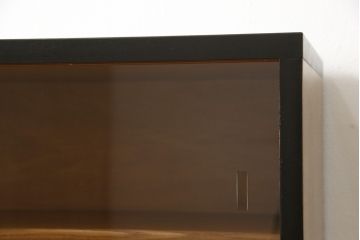 収納棚をサイドボードと小引き出しにリメイク!上段は脚を取り付け、ツートーンに塗装してサイドボードに。小引き出しは下段の引き出し3杯を活用。引き出し部分以外は新たに制作し、脚は既存の柱を移設。