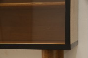 収納棚をサイドボードと小引き出しにリメイク!上段は脚を取り付け、ツートーンに塗装してサイドボードに。小引き出しは下段の引き出し3杯を活用。引き出し部分以外は新たに制作し、脚は既存の柱を移設。