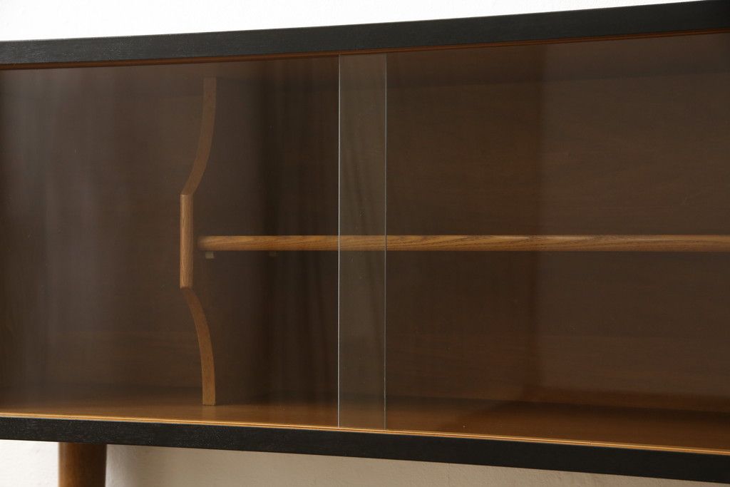 収納棚をサイドボードと小引き出しにリメイク!上段は脚を取り付け、ツートーンに塗装してサイドボードに。小引き出しは下段の引き出し3杯を活用。引き出し部分以外は新たに制作し、脚は既存の柱を移設。