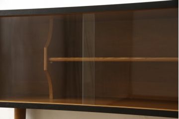 収納棚をサイドボードと小引き出しにリメイク!上段は脚を取り付け、ツートーンに塗装してサイドボードに。小引き出しは下段の引き出し3杯を活用。引き出し部分以外は新たに制作し、脚は既存の柱を移設。