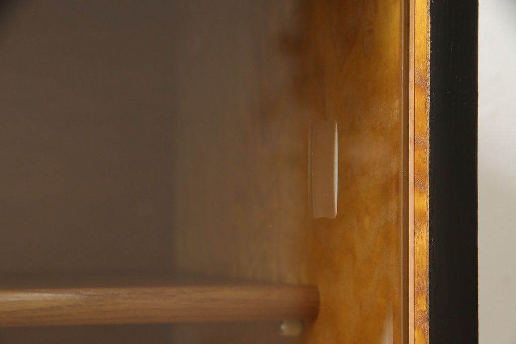 収納棚をサイドボードと小引き出しにリメイク!上段は脚を取り付け、ツートーンに塗装してサイドボードに。小引き出しは下段の引き出し3杯を活用。引き出し部分以外は新たに制作し、脚は既存の柱を移設。