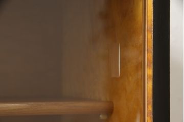 収納棚をサイドボードと小引き出しにリメイク!上段は脚を取り付け、ツートーンに塗装してサイドボードに。小引き出しは下段の引き出し3杯を活用。引き出し部分以外は新たに制作し、脚は既存の柱を移設。