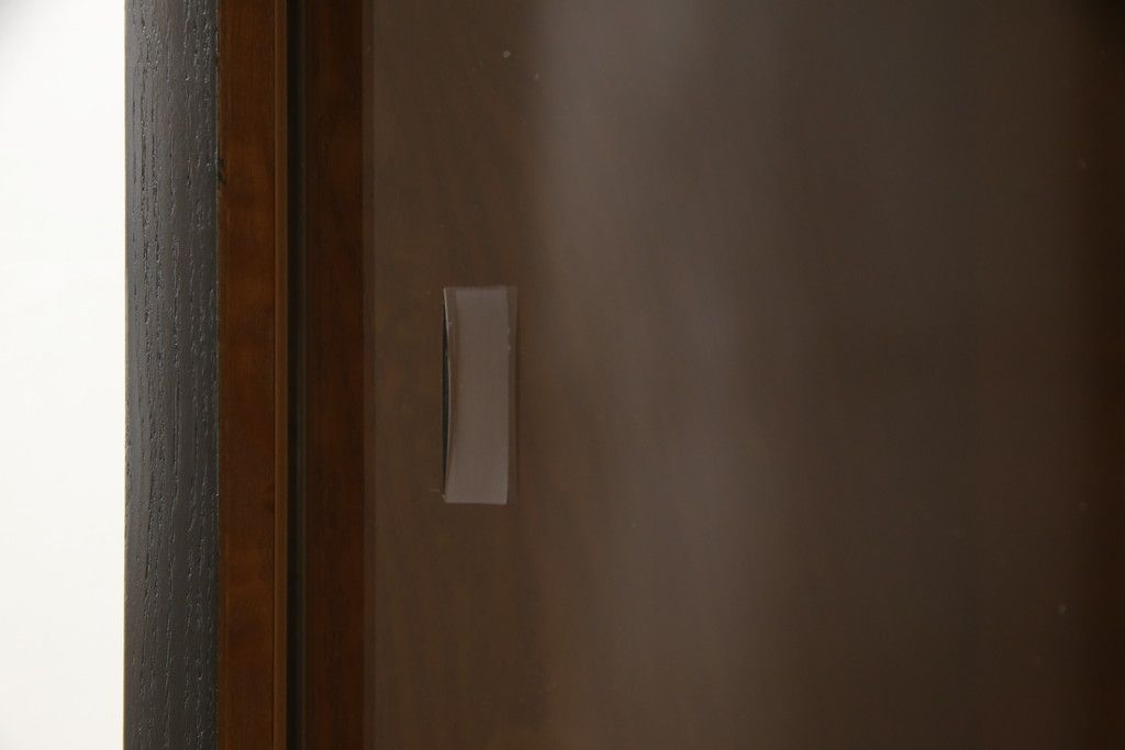 収納棚をサイドボードと小引き出しにリメイク!上段は脚を取り付け、ツートーンに塗装してサイドボードに。小引き出しは下段の引き出し3杯を活用。引き出し部分以外は新たに制作し、脚は既存の柱を移設。