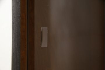 収納棚をサイドボードと小引き出しにリメイク!上段は脚を取り付け、ツートーンに塗装してサイドボードに。小引き出しは下段の引き出し3杯を活用。引き出し部分以外は新たに制作し、脚は既存の柱を移設。